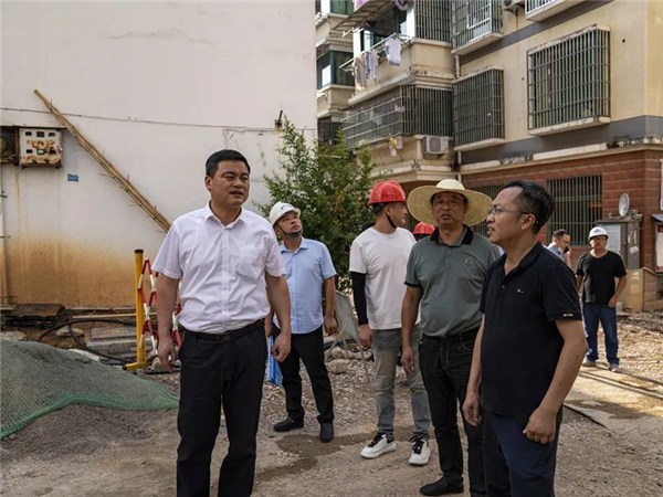 縣委副書記、縣長方操勝調研“暖民心”行動